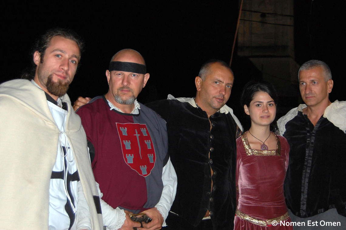 Cavaleri și muzicienii Nomen Est Omen la festivalul medieval de la Feldioara